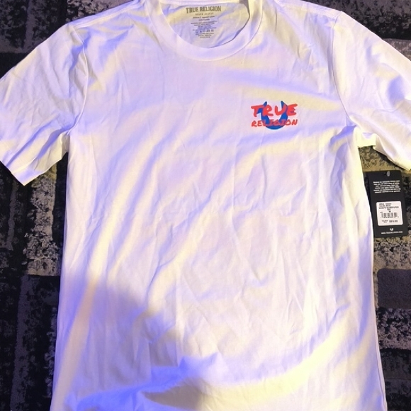 True Religion Red and White Short Sleeve Tee Vibrant Chest Graphic - Picture 1 of 4